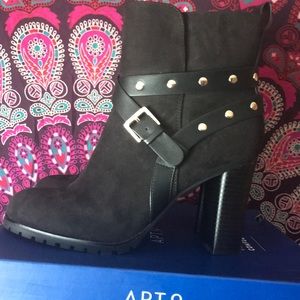 Women’s boots color black.